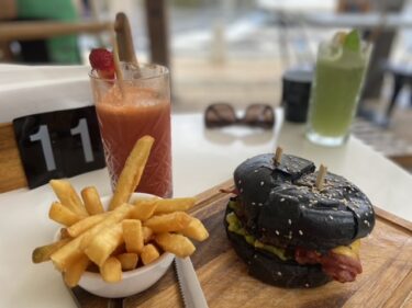 ブランチから夕食時まで利用可能イーストパースTHE PARTISAN